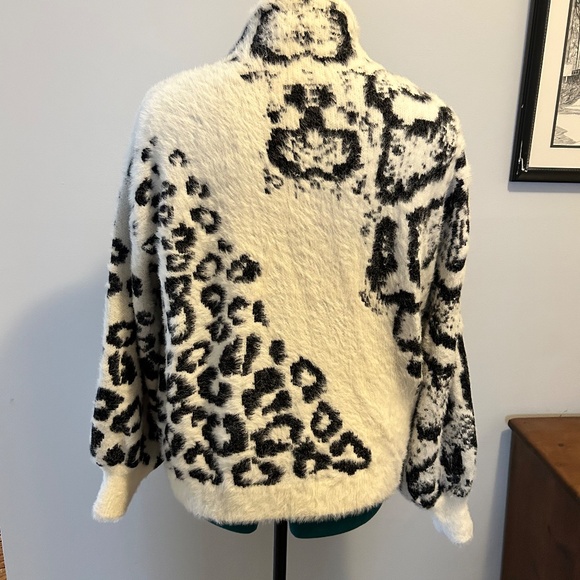 Vince Camuto Eyelash Knit Sweater Black White Abstract Fuzzy Pullover Size Large - Picture 3 of 5